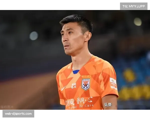 【2026年4月中超联赛·人物·特写老将郑铮顶级联赛出场600次纪念赛，获俱乐部颁发纪念奖杯